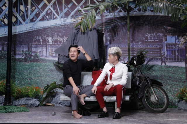 Đức Phúc khiến Hoài Linh ngỡ ngàng, Trường Giang phải “vái lạy” vì quá thông minh, hài hước - 1 Không phụ lòng khán giả, phần thể hiện của Đức Phúc đã chứng minh đẳng cấp “triệu view” của mình đầy ngoạn mục tại “Ơn giời, cậu đây rồi”.