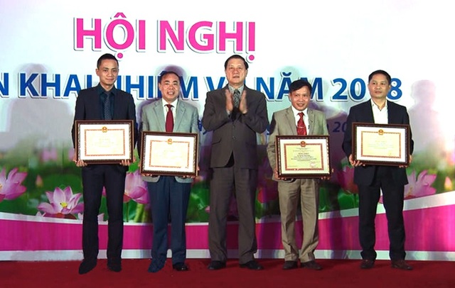 Du lịch Nghệ An thu hút gần 6 triệu lượt khách - 1 Chiều 5/1, Sở Du lịch Nghệ An tổ chức Hội nghị triển khai nhiệm vụ năm 2018. Dịp này, Bộ Văn hóa -Thể thao và Du lịch tặng bằng khen cho 7 tập thể, 4 cá nhân đã có thành tích xuất sắc trong xây dựng và tổ chức hoạt động du lịch địa phương năm 2017. UBND tỉnh tặng bằng khen cho 8 tập thể, 4 cá nhân đã có thành tích xuất sắc trong hoạt động du lịch năm 2017.