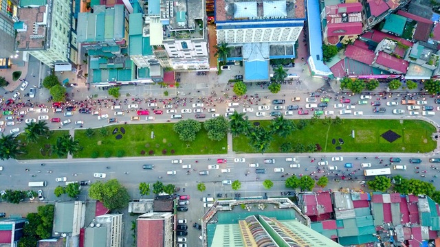 Hà Nội bắt đầu xén dải phân cách đường đẹp nhất Việt Nam - 2
Đường Nguyễn Chí Thanh dài 1,8km, có điểm đầu là nút giao với đường Kim Mã, điểm cuối giao với đường Láng.