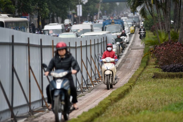 Hà Nội bắt đầu xén dải phân cách đường đẹp nhất Việt Nam - 12 Vào giờ cao điểm, nhiều phương tiện đã không ngần ngại đi lên vỉa hè để đi thoát khỏi đường tắc dài.