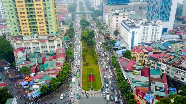Hà Nội bắt đầu xén dải phân cách đường đẹp nhất Việt Nam - 1
Đường Nguyễn Chí Thanh từng được Bộ Giao thông bình chọn là đường đẹp nhật Việt Nam nhưng nay là điểm đen ùn tắc vào các giờ cao điểm.