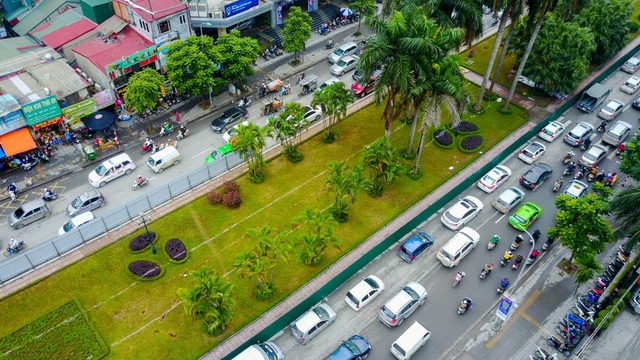 Hà Nội bắt đầu xén dải phân cách đường đẹp nhất Việt Nam - 8
Sau khi thu hẹp, UBND TP Hà Nội yêu cầu đơn vị thi công trồng lại cây xanh trên giải phân cách mới.