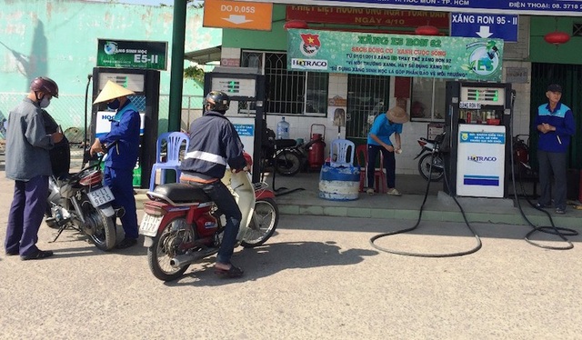 Khách hàng "mở lòng", xăng E5 bán ra tăng gấp 30 lần - 1 Người dân bắt đầu “mở lòng” hơn với xăng E5