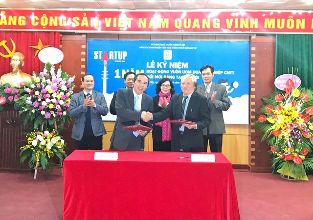 Vườm ươm Doanh nghiệp CNTT tròn 1 năm hoạt động, chưa có dự án mang tính sáng tạo, đột biến cao - 3 Ký kết hợp tác giữa Vườm ươm Doanh nghiệp Công nghệ thông tin với Hội truyền thông TP. Hà Nội.