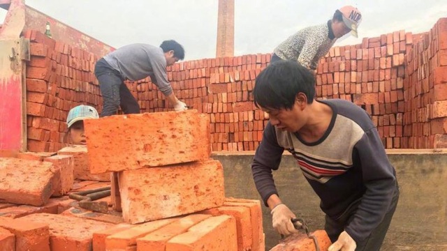 Trung Quốc: Trả nợ lương công nhân bằng... 290.000 viên gạch - 1
Công nhân tại một nhà máy gạch. Hình minh họa. Ảnh: 163.com