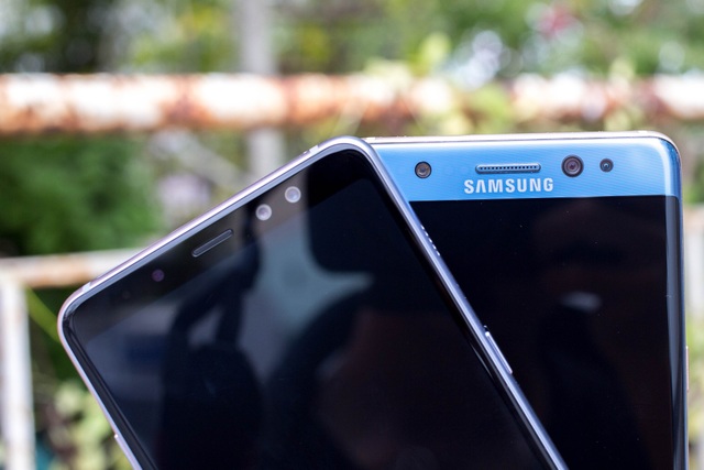 So sánh nhanh Galaxy A8+ và Galaxy Note FE - 8 Galaxy A8+ (phía trước) và Galaxy Note FE (đằng sau)