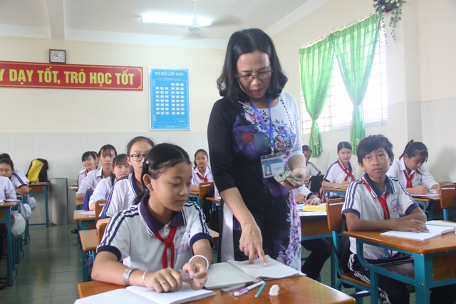 Môn Ngữ Văn: Giáo viên không phải “đổ kiến thức lên học sinh” - 1
Chủ biên của môn học nên công bố số điện thoại, mail, facebook cá nhân để giáo viên khi gặp khó khăn có thể trực tiếp liên hệ với chủ biên để được giải đáp.