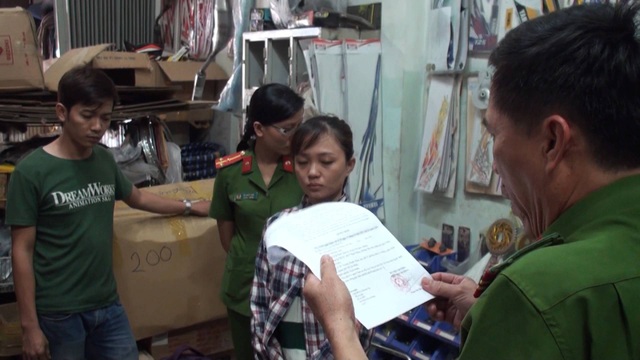 Phá đường dây chuyên làm giả giấy tờ xe gắn máy - 1 Lực lượng công an tỉnh Phú Yên đọc quyết định khởi tố vụ án, khởi tố bị can và lệnh bắt tạm giam cả 3 đối tượng.
