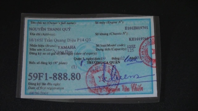 Phá đường dây chuyên làm giả giấy tờ xe gắn máy - 2
Nhiều giấy tờ giả được làm 1 cách tinh vi