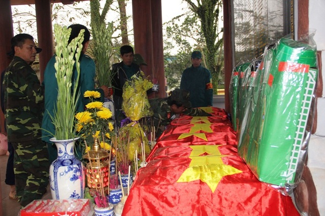 Quy tập, cất bốc 11 hài cốt liệt sĩ ở gần bờ sông Thạch Hãn - 1 Các hài cốt được đưa về nhà tưởng niệm chờ làm lễ truy điệu
