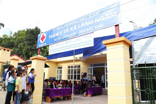 Hanwha Life Việt Nam đã trao tặng Trạm y tế tại xã Lãng Ngâm, tỉnh Bắc Kạn trị giá hơn 2 tỷ đồng, giúp cải thiện điều kiện chăm sóc sức khỏe và nâng cao chất lượng đời sống cho người dân tạ vùng sâu, vùng xa.