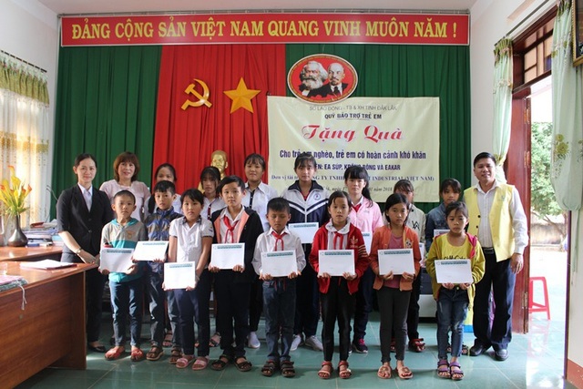Trao 120 suất học bổng Grobest cho học sinh nghèo hiếu học tại Đắk Lắk - 2 Trao học bổng cho học sinh tại huyện Ea Súp