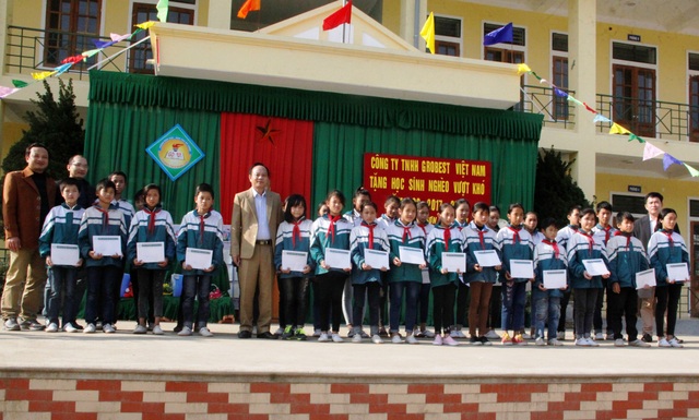 90 suất học bổng Grobest Việt Nam tiếp tục đến với học sinh nghèo Xứ Nghệ - 1 90 suất học bổng được trao cho các em học sinh Trường Tiểu học , THCS xã Mỹ Sơn và Trường THCS xã Nhân Sơn, huyện Đô Lương (Nghệ An).