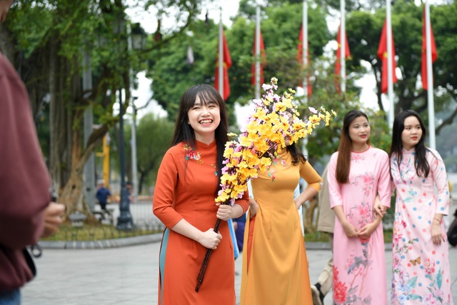 Sinh viên Ngoại thương nhảy quyến rũ kể chuyện tình yêu - 5 Sinh viên Ngoại thương nhảy quyến rũ kể chuyện tình yêu - 5