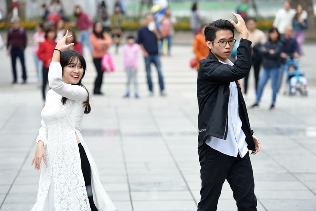 Sinh viên Ngoại thương nhảy quyến rũ kể chuyện tình yêu - 8 Chuyện tình giữa nhiếp ảnh gia và nhà thiết kế áo dài được các bạn sinh viên thể hiện qua những màn vũ đạo thu hút