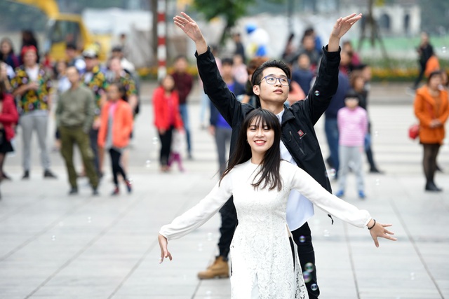 Sinh viên Ngoại thương nhảy quyến rũ kể chuyện tình yêu - 7 Sinh viên Ngoại thương nhảy quyến rũ kể chuyện tình yêu - 7