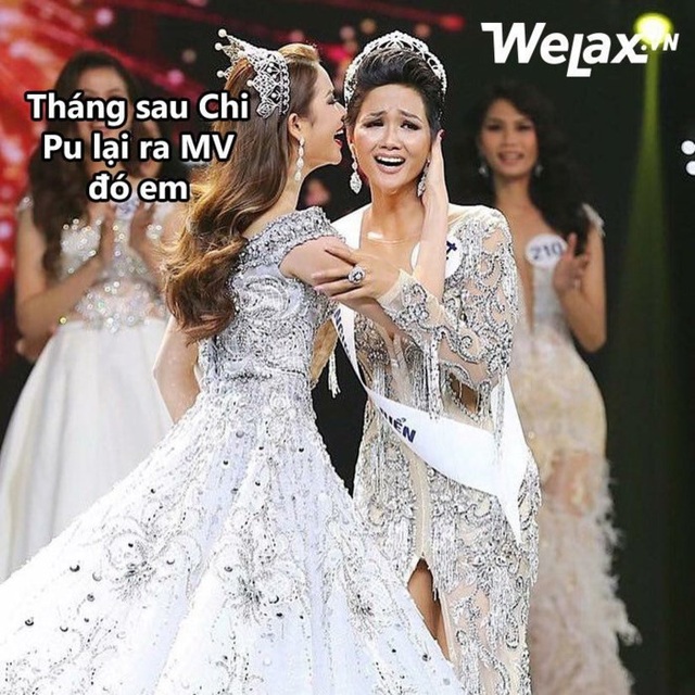 Tranh cãi nhan sắc H’Hen Niê, “Chung kết Hoa hậu Hoàn vũ hay Vietnam’s Next Top Model”? - 3 Biểu cảm không biết cười hay khóc của cô khi được Hoa hậu Phạm Hương chúc mừng cũng khiến cư dân mạng chế ảnh hài hước.