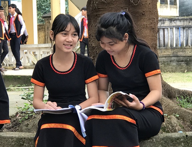 Học sinh người dân tộc Hrê xúng xính trang phục truyền thống đến trường - 1 Nữ sinh người dân tộc Hrê duyên dáng với bộ váy áo truyền trống