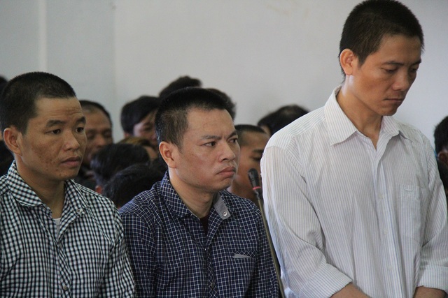 “Bị cáo ra Bộ công an đầu thú do không tin công an địa phương” - 1
Bị cáo Hiến (đứng giữa) cho biết, mình ra Bộ công an đầu thú do không tin tưởng công an địa phương