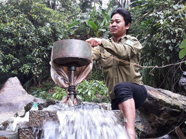 Người Gò Tranh "thèm" điện - 2 Hàng trăm người dân thôn Gò Tranh phải phụ thuộc vào dòng điện chập chờn từ máy phát điện đặt dưới suối