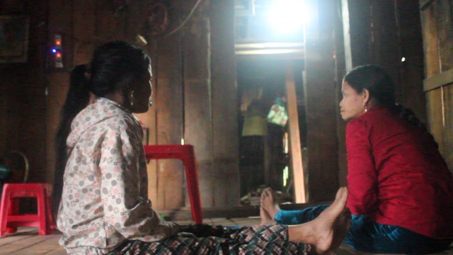 Người Gò Tranh "thèm" điện - 3 Mỗi ngôi nhà chỉ sử dụng được một bóng đèn điện nhỏ khiến không gian tối om