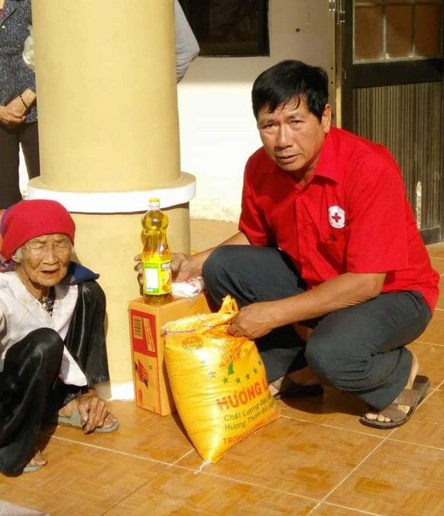 Người đàn ông hơn 40 lần hiến máu - 2 Ông Nguyễn Ngọc Giao còn tham gia công tác cứu trợ cho người nghèo (Ảnh NVCC)