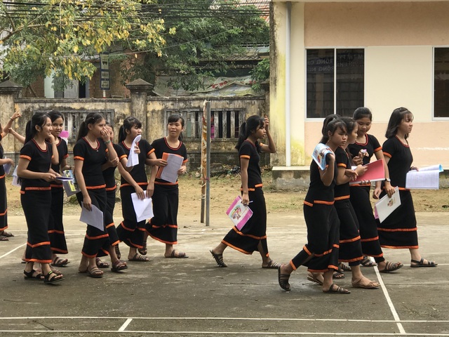 Học sinh người dân tộc Hrê xúng xính trang phục truyền thống đến trường - 3 Trang phục truyền thống người Hrê làm cho không gian trường học trở nên sinh động hơn