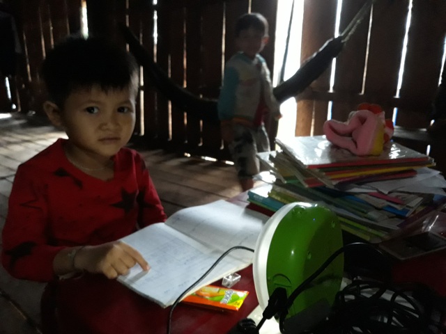 Người Gò Tranh "thèm" điện - 1 Học sinh thôn Gò Tranh phải học tập dưới ánh điện chập chờn vào mùa mưa và ánh đèn dầu tù mù vào mùa nắng