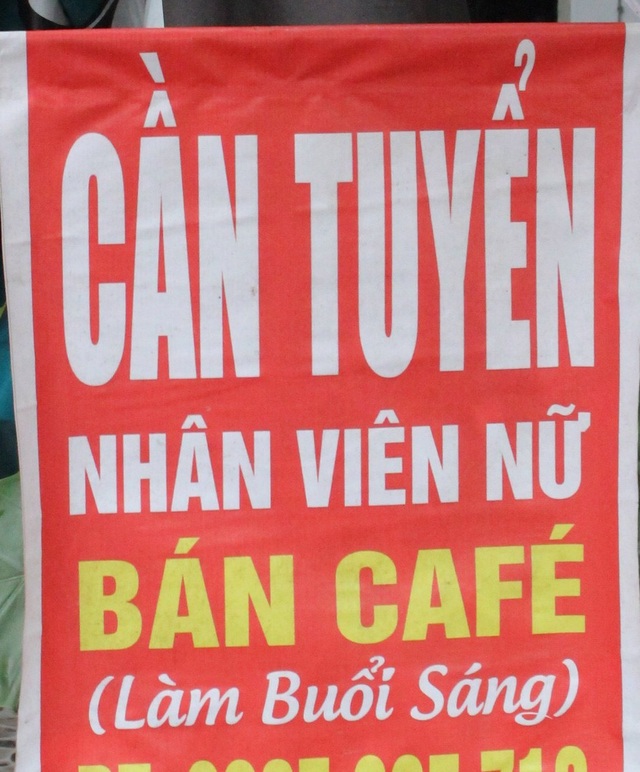Sinh viên tranh thủ làm thêm mùa Tết - 1 Càng gần Tết càng nhiều quán xá đăng tuyển nhân viên làm thêm