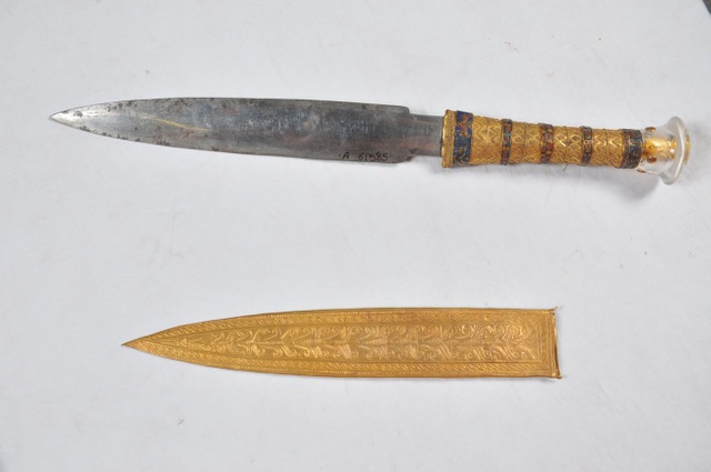 Phòng bí mật trong kim tự tháp chứa ngai sắt làm từ thiên thạch của Pharaoh? - 3 Con dao găm nổi tiếng của Pharaoh Tutankhamun được làm bằng sắt chiết xuất từ thiên thạch rơi xuống trái đất