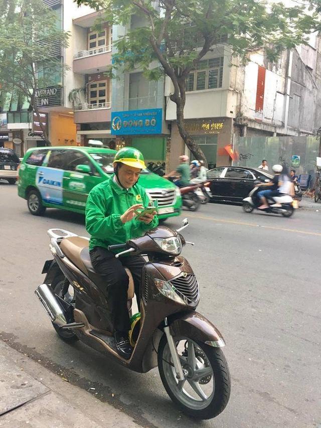 Đang “quyết đấu” Uber, Grab, “ông chủ” Mai Linh bất ngờ… chạy xe ôm - 1 Ông Hồ Huy, Chủ tịch HĐQT Mai Linh trực tiếp đi đón khách dịch vụ xe ôm (ảnh: FB Huynh Nguyen)