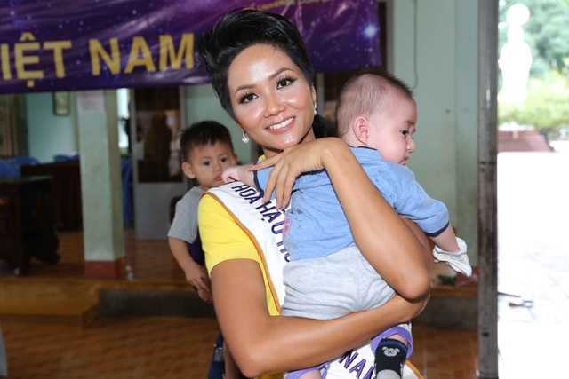 Những hình ảnh đời thường đầu tiên của Hoa hậu Hoàn vũ H'hen Niê - 9 Hiện tại, các trang mạng xã hội vẫn còn tranh cãi kịch liệt về nhan sắc của tân hoa hậu Hoàn vũ, tuy nhiên cũng không ít người ủng hộ cô. Cũng như hoa hậu Kỳ Duyên từng gây tranh cãi quyết liệt khi đăng quang, Hhen Niê cần chứng minh bằng các hoạt động thiết thực để chứng minh cô xứng đáng với danh hiệu mà mình đạt được.