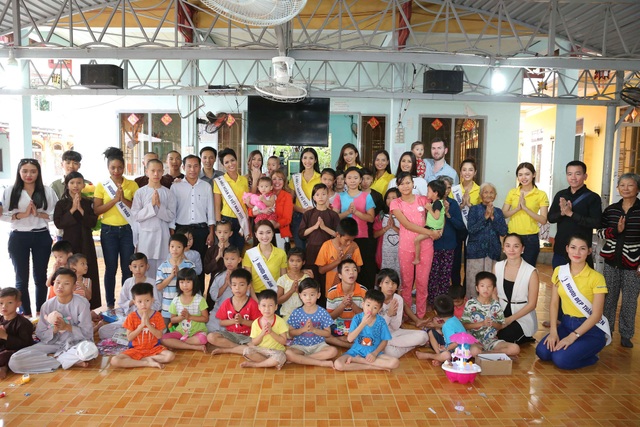 Những hình ảnh đời thường đầu tiên của Hoa hậu Hoàn vũ H'hen Niê - 2 Ngay sau đêm đăng quang, tân Hoa hậu Hoàn vũ H’hen Niê đã có chuyến đi từ thiện cùng các Á hậu 1 Hoàng Thùy, Á hậu 2 Mâu Thủy và các người đẹp chiến thắng giải thưởng phụ: Nguyễn Thị Ngọc Nữ (Người đẹp Ảnh), Nguyễn Thị Ngọc Anh (Người đẹp Thân thiện), Trình Thị Mỹ Duyên (Người đẹp Áo dài), Huỳnh Thị Cẩm Tiên (Người đẹp Thể thao).