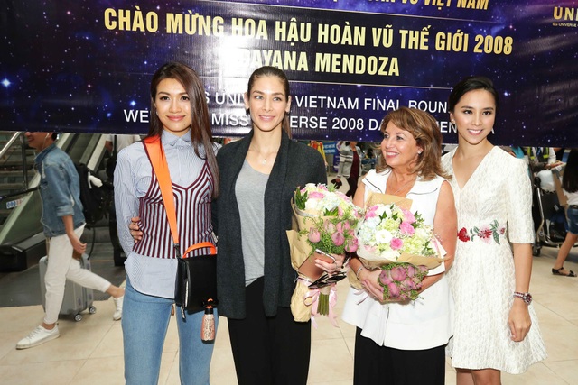 Có mặt tại sân bay đón Dayana và bà Paola - chủ tịch tổ chức Hoa hậu Hoàn vũ Thế giới - có Á hậu Hoàn vũ Việt Nam 2015 Lệ Hằng và Á hậu Hoàn vũ Việt Nam 2008 Dương Trương Thiên Lý.