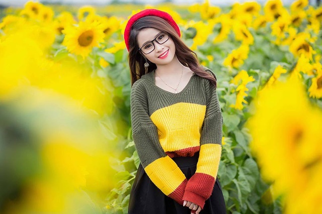 Nữ sinh xứ Nghệ “gây thương nhớ” với bộ ảnh ở cánh đồng hoa hướng dương - 7
Nguyệt Hằng mong muốn cuộc sống sẽ luôn tươi đẹp, an nhiên như nụ cười của cô.