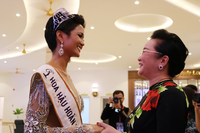 Hoàng Thuỳ nghẹn ngào khi nói về chiến thắng của H'Hen Niê - 3 Sau đăng quang, HiHen Nie đã xúc động ôm lấy cô Xuân Trang - Trưởng ban giám khảo cũng là người đã giúp cô rèn luyện qua cuộc thi này. Cô ơi, con nói được là con làm được, con cảm ơn cô đã tin tưởng con, Tân hoa hậu xúc động chia sẻ cùng cô Xuân Trang.