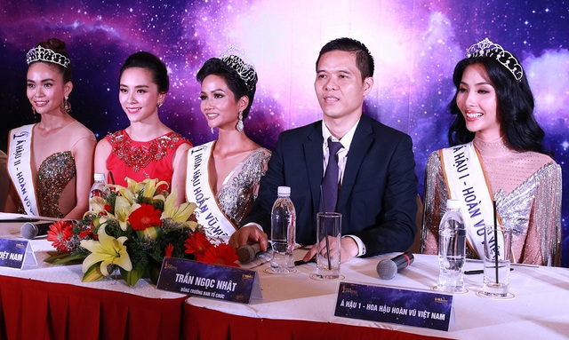 Hoàng Thuỳ nghẹn ngào khi nói về chiến thắng của H'Hen Niê - 4 Tân Hoa hậu và hai Á hậu dự họp báo ngắn gọn cùng trưởng ban giám khảo và trưởng ban tổ chức.