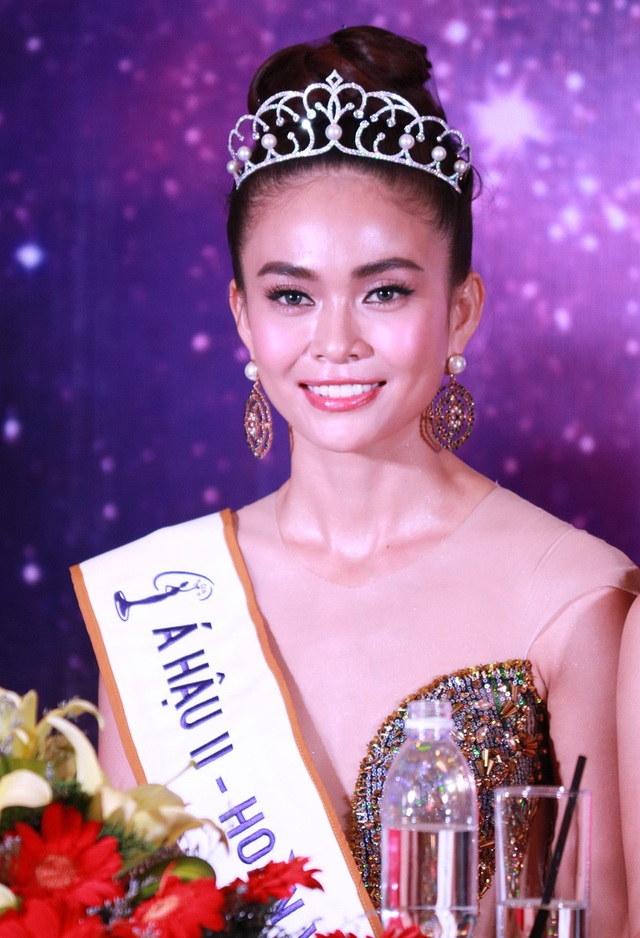 Hoàng Thuỳ nghẹn ngào khi nói về chiến thắng của H'Hen Niê - 10 Về phía á hậu 2 Mâu Thuỷ, cô cảm ơn sự ủng hộ của mọi người vì nó đã giúp cô thêm mạnh mẽ. Khi tham gia cuộc thi, Mâu Thủy thấy thí sinh nào cũng cố gắng hết mình, nên ai đoạt ngôi Hoa hậu cô cũng đều thấy vui. Phụ nữ chúng ta ai cũng có những ước mơ cháy bỏng và biến nó thành sự thực. Khi ước mơ đến, tôi, Hen hay Thùy đều xứng đáng được nhận.