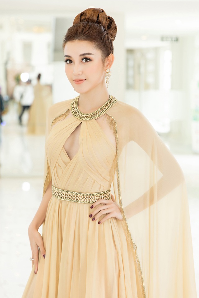 Huyền My diện váy xẻ ngực, xẻ đùi táo bạo, khoe vóc dáng gợi cảm - 1 Huyền My diện váy xẻ ngực, xẻ đùi táo bạo, khoe vóc dáng gợi cảm - 1