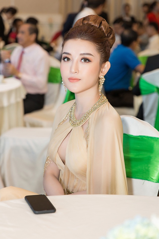 Huyền My diện váy xẻ ngực, xẻ đùi táo bạo, khoe vóc dáng gợi cảm - 2 Huyền My diện váy xẻ ngực, xẻ đùi táo bạo, khoe vóc dáng gợi cảm - 2
