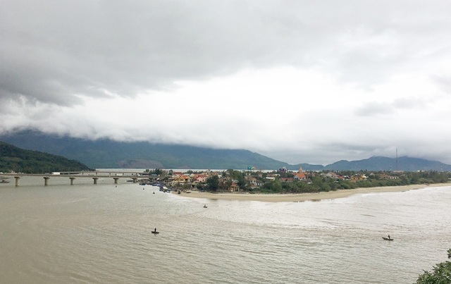 “Tứ Đại Đèo” ngoạn mục hấp dẫn phượt thủ - 8 Những đập, vịnh, làng chài nhỏ dưới chân đèo phía Thừa Thiên Huế mang vẻ đẹp bình yên