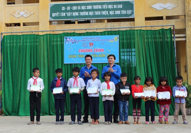 Đại diện Tỉnh đoàn Lâm Đồng trao học bổng và tặng quà cho các em có hoàn cảnh khó khăn trường tiểu học Đa Kao (xã Đạ Tông, Đam Rông)