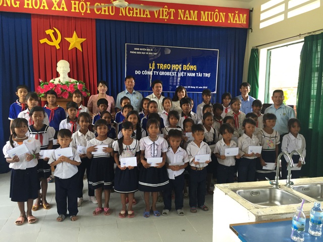 175 suất học bổng Grobest VN đến với học sinh nghèo Bình Thuận, Ninh Thuận - 2 Đại diện Grobest VN trao học bổng cho các em học sinh ở huyện Bác Ái- Ninh Thuận
