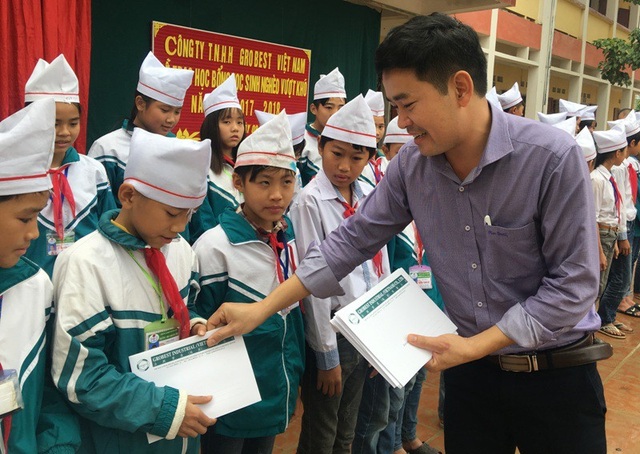 90 suất học bổng Grobest Việt Nam đến với học sinh nghèo vượt khó tỉnh Thanh Hóa - 1
Ông Đặng Văn Thành - Giám đốc khu vực Miền Bắc và Miền Trung, Công ty Grobest Việt Nam trao học bổng cho các em học sinh Trường THCS xã Hoằng Phụ, huyện Hoằng Hóa