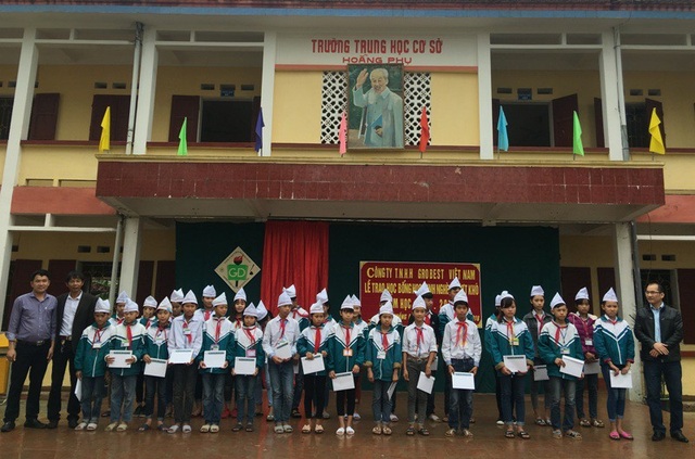90 suất học bổng Grobest Việt Nam đến với học sinh nghèo vượt khó tỉnh Thanh Hóa - 2 Đại diện công ty Grobest Việt Nam trao 30 suất học bổng cho học sinh Trường THCS xã Hoằng Phụ, huyện Hoằng Hóa