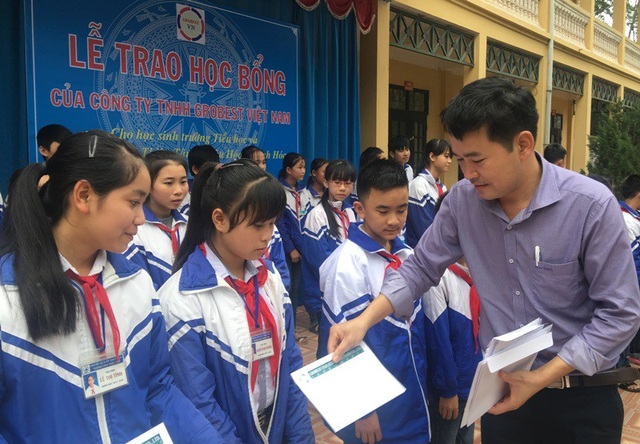 90 suất học bổng Grobest Việt Nam đến với học sinh nghèo vượt khó tỉnh Thanh Hóa - 3
Ông Đặng Văn Thành - Giám đốc khu vực Miền Bắc và Miền Trung, Công ty Grobest Việt Nam trao học bổng cho học sinh trường THCS xã Thiệu Tâm, huyện Thiệu Hóa