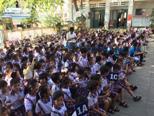 175 suất học bổng Grobest VN đến với học sinh nghèo Bình Thuận, Ninh Thuận - 1 Các em học sinh trường TH Hòa Phú 1 và Hòa Phú 2 vui mừng đón nhận học bổng