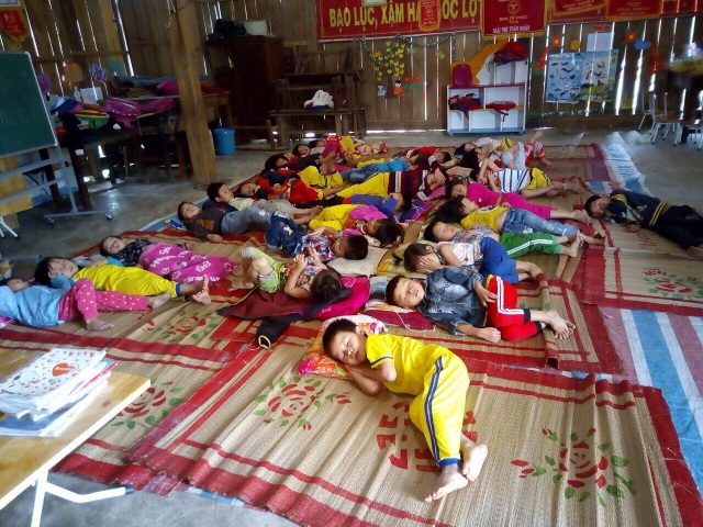 Lớp học hư hỏng do bão, hàng chục trẻ mầm non phải học ké tạm bợ - 4
Giấc ngủ trưa của các bé tại hội trường thôn (ảnh T.Tâm)