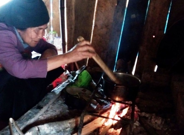 Gần 60 hộ dân “bơ vơ” sau trận lũ lịch sử - 3 Điều kiện sinh hoạt của các hộ dân gặp nhiều khó khăn, thiếu thốn