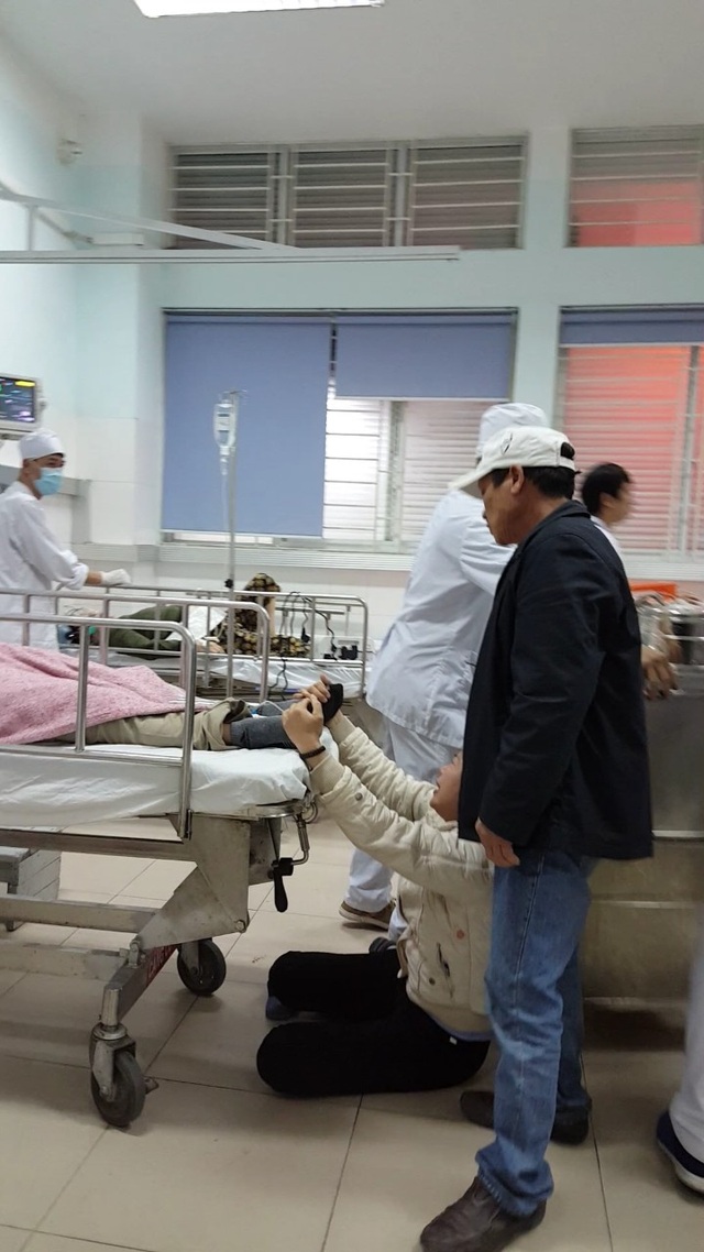 Nghi can một vụ chém người chết trong tư thế treo cổ tại bệnh viện - 1
Người thân phát hiện nghi can chết trong tư thế treo cổ tại bệnh viện (ảnh CTV)